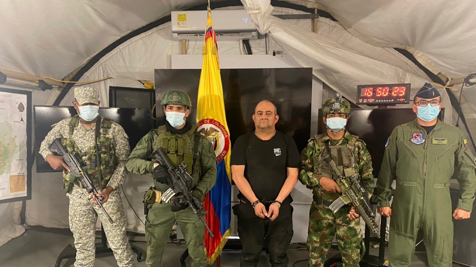 Colombias knarkkung Dairo Antonio Úsuga, kallad “Otoniel,” visas upp för media på en militärbas i staden Necoclí.