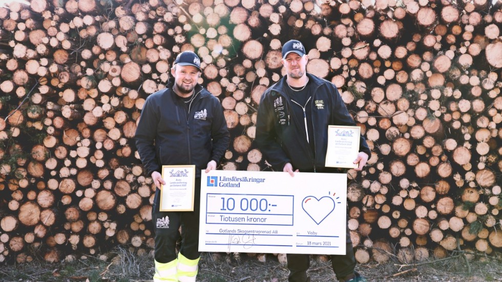 Anton Olofsson och Niklas Jakobsson vid Gotlands Skogsentreprenad belönas med check på 10 000 kronor. 