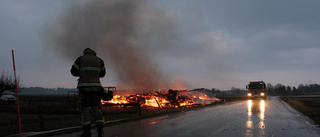 Troligen blixtnedslag bakom ladugårdsbrand