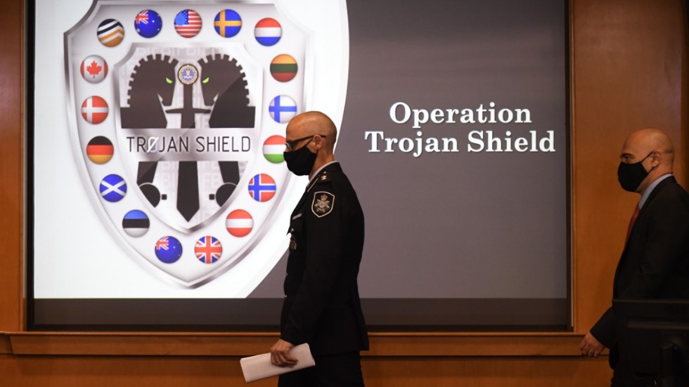 Presskonferens om operation Trojan shield i San Diego, USA. Genom en FBI-skapad och -övervakad app fick polisen i 16 länder information, som ledde till hundratals gripanden på måndagsmorgonen.