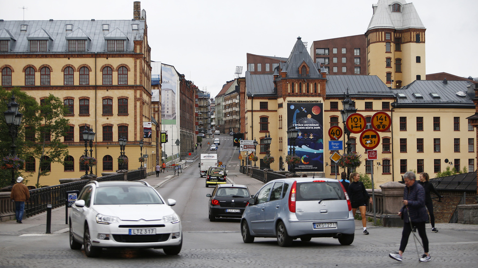 De flesta bilresor i staden är korta och kan bytas mot cykel om det byggs attraktiva cykelvägar. Dagens stora ”bil-ytor” kan ge plats för ett attraktivt stadsliv. Det vinner vi alla på genom bättre ekonomi, hälsa, trygghet, miljö och klimat, skriver Naturskyddsföreningen. Arkivbild.