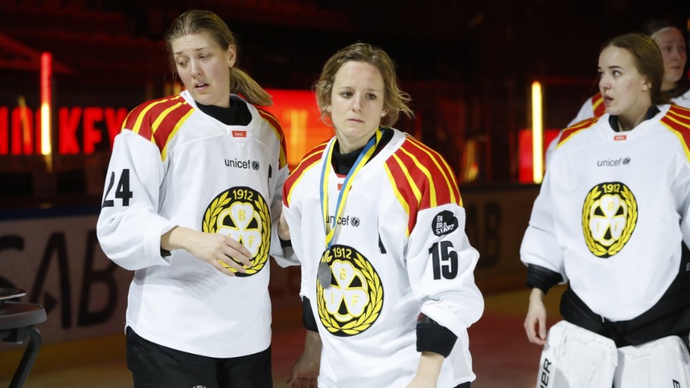 Depp efter SM-finalförlusten – pepp efter damhockeyligans prisgala. Lara Stalder, i mitten, tog hem tre priser – bland annat det mest prestigefulla priset som ligans MVP. Arkivbild.