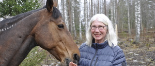 Hon bor mitt i vargreviret — och älskar det