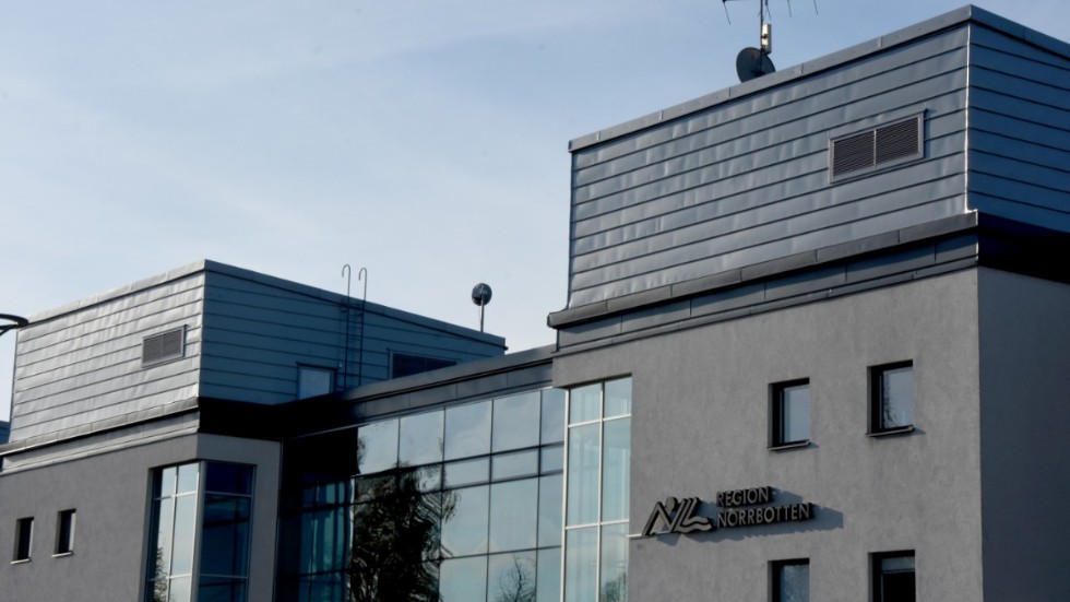  Socialdemokraterna efterlyser siffror på hur vårdskulden ska finansieras i regionledningens budget. 