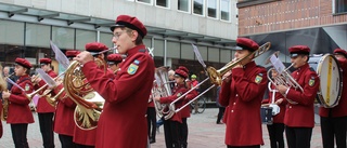 TV: Här blåser orkestern fram på stans gator