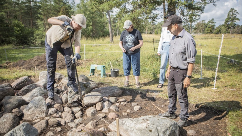 Den vall vid Gudings slott i Eke tycks inte vara konstruerad på något sätt utan en helt naturlig strandvall. Men i norra änden, där vallen är betydligt högre och bredare har människor begravts under stenar på den naturliga vallen. 