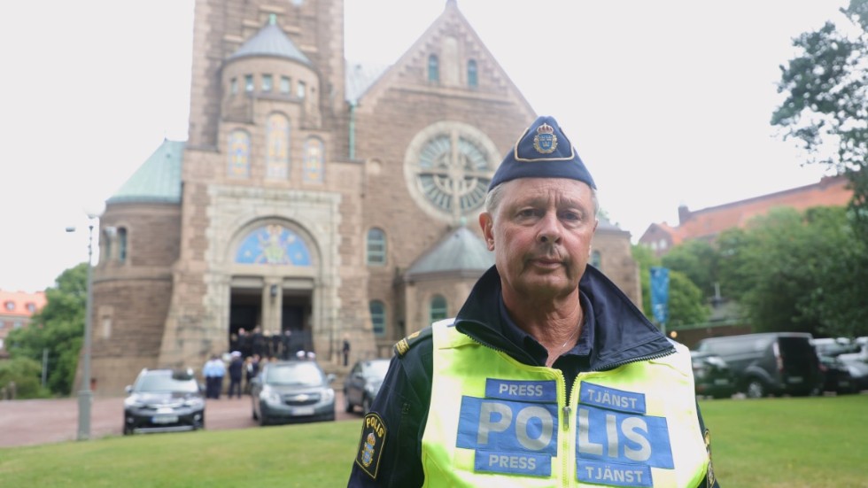 Thomas Fuxborg, polisens presstalesperson i region Väst, utanför Vasakyrkan där begravningen för den polisman som sköts ihjäl i Biskopsgården hålls.