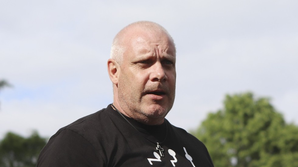 Dennis Carlson, service- och teknikförvaltningen, söker en ny plats för boulespelarna sedan den tänka hallen inte fick bygglov.