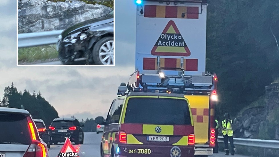 En singelolycka skapar försämrad framkomlighet på E4 i riktning mot Stockholm. De två personerna som befann sig i bilen uppges oskadda. Bilen bärgas. 