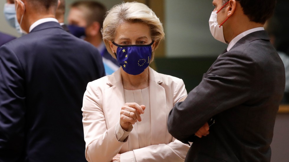 EU-kommissionens ordförande Ursula von der Leyen i samtal med Frankrikes president Emmanuel Macron vid fredagens EU-toppmöte i Bryssel.
