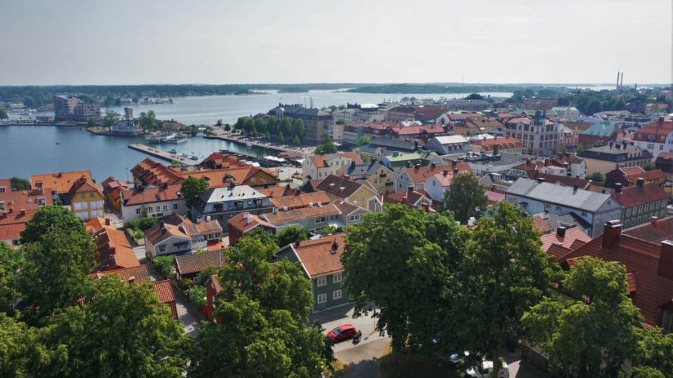 Kvinnorna hade varit på efterfest i centrala delarna av Västervik när de mötte mannen längs Östra kyrkogatan.