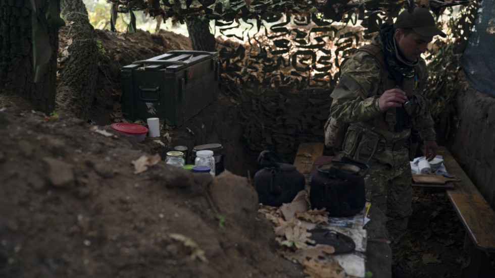 En ukrainsk soldat ser sig omkring i en skyttegrav som ryska soldater har övergivit i ett område i Chersonregionen. Bilden togs i onsdags.