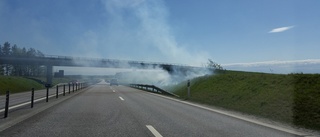 Rök skymde sikten under gräsbrand