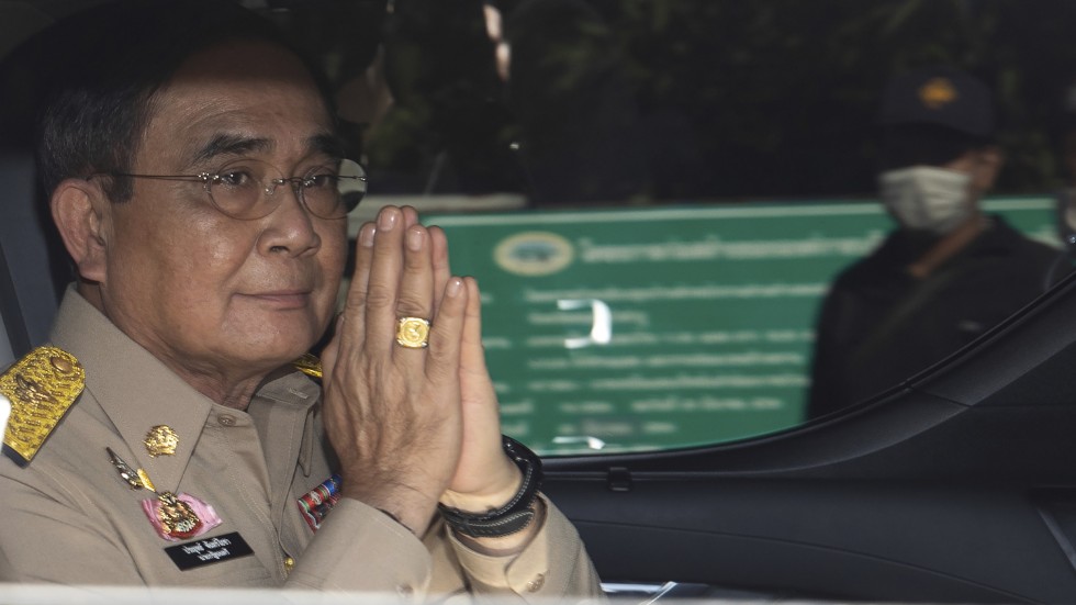 Thailands premiärminister Prayuth Chan-ocha besökte anhöriga till de många dödsoffren i Uthai Sawan.