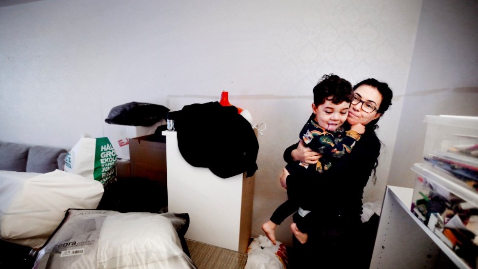 Michael Arizanti och Sherin Shaker Arizanti. Samt sonen Darius, 2 år har flyttat in i en undermålig lägenhet hos Kommunfastigheter. Nu väntar de ovisst på renovering.