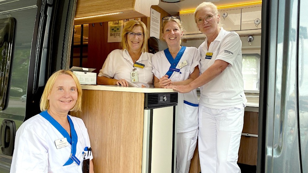 I regionens utvecklingsprojekt "Cancervård närmare hemmet" ger man nu behandling till cancerpatienter i en vårdbuss i Enköping och patienterna slipper åka till Uppsala. Sjuksköterskorna Pia Vikman-Roslin från Akademiska, Susanne Öberg, Enköping, Cecilia Björklund, Akademiska, och Päivi Lempinen, Enköping, tog hand om patienterna på tisdgen.