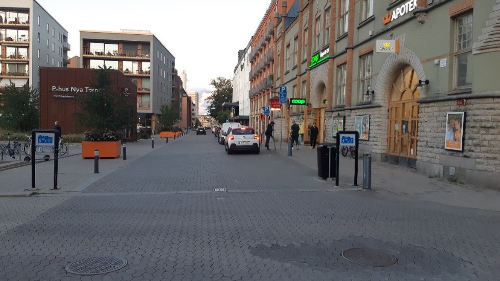 Gör om och gör markerade P-fickor både på höger och vänster sida med max 30 minuters parkering är mitt förslag, skriver signaturen Kärna.