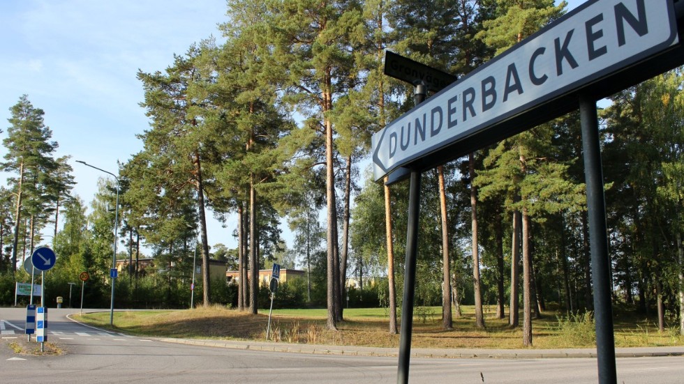 Det var till Dunderbacken som polisen larmades men det är på fredagsmorgonen oklart var rånet har skett. "Brottsplatsen har inte gått att identifiera, och därför har ingen brottsplatsundersökning kunnat göras", meddelar polisen.