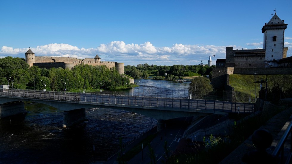 Den här bron utgör en gränsövergång mellan Estland och Ryssland. Till höger i bild ser man estniska Narva och till vänster ryska Ivangorod. Arkivbild.