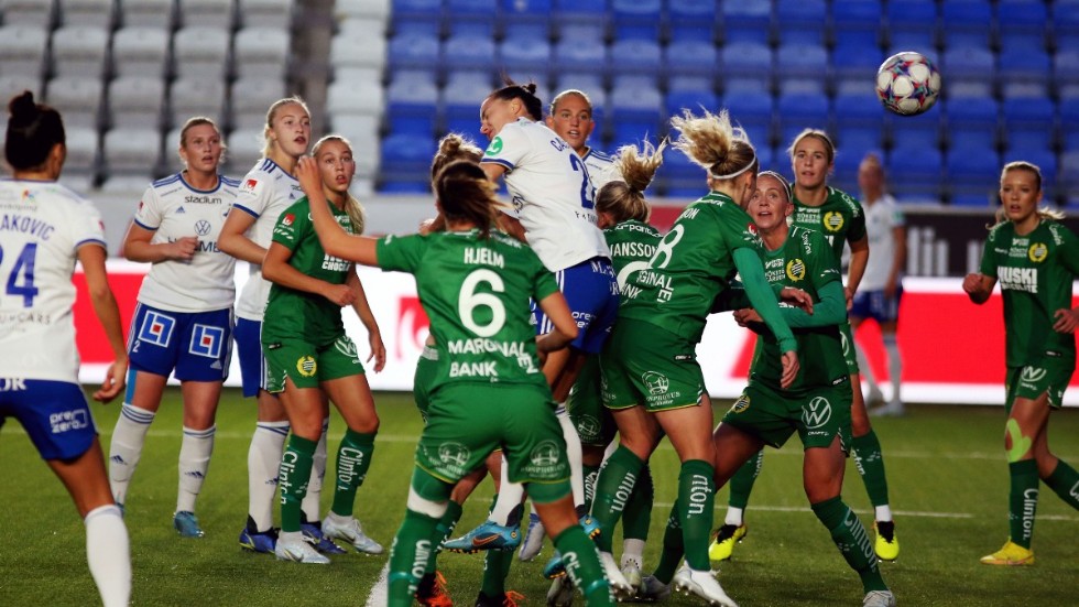 Irma Cajlakovic i en nickduell framför Hammarbys mål.