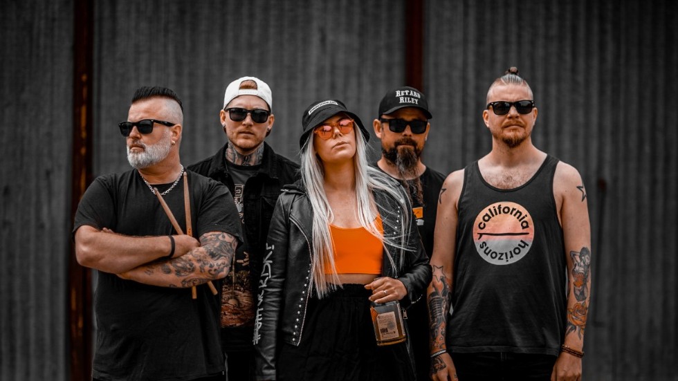 Sofie Svensson och Dom Där är namnet på den Västeråsbaserade gruppen som kom till av en slump när Sofie började posta humorlåtar på Facebook 2015. Idag har de tiotals miljoner streams på Spotify.