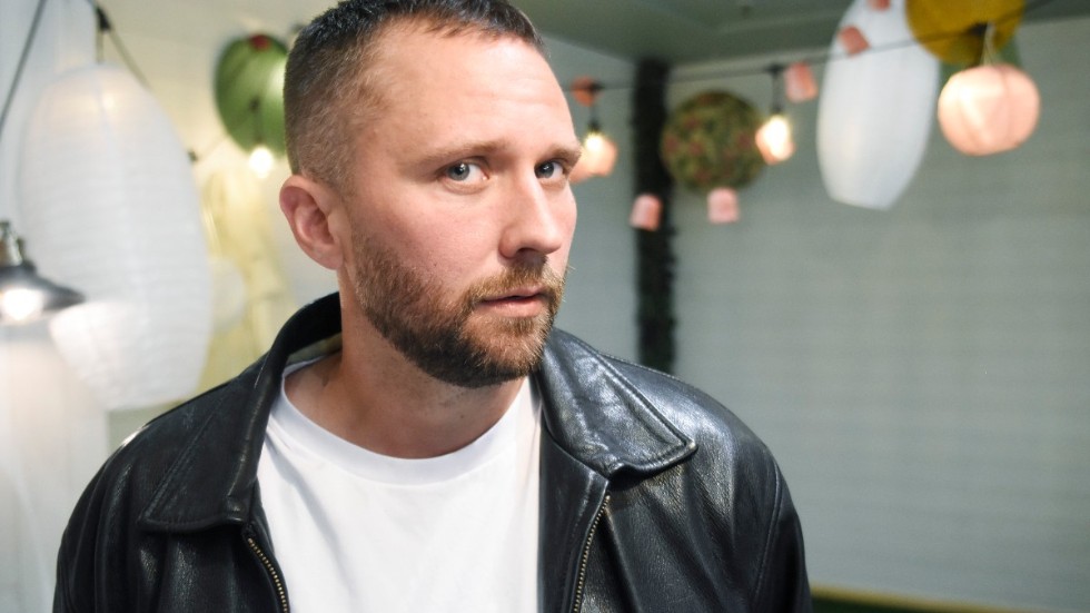 Under måndagen är det premiär för "Spelskandalen", med Edvin Bredefeldt i en av seriens stora roller. Nu berättar den utflyttade Luleåbon om stoltheten och ansvaret att göra en norrbottnisk karaktär på tv.