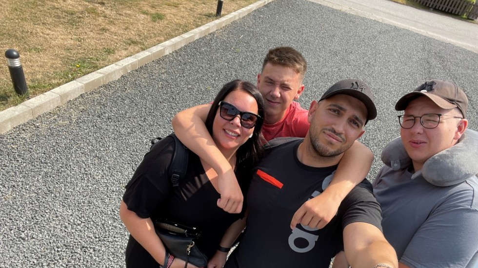 Familjen överlevde den våldsamma bilkraschen på E 20. I bild från vänster till höger: Sophie Alväng, Albin Alväng, Memme Mohammad och William Alväng.
