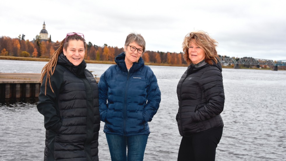 Anna Svelin, Tuula Kankaanranta och Pia Innala på platsen där vinterbadet inom kort blir verklighet. "Äntligen" utbrister de.