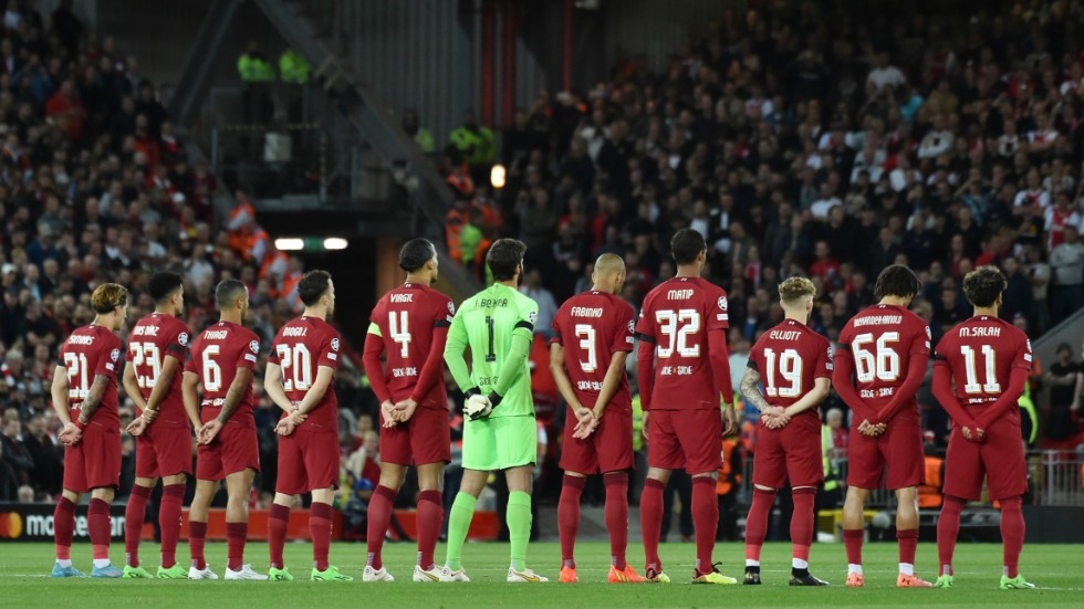 Storbritanniens drottning Elizabeth II hedrades med en tyst minut på Anfield i tisdagens Champions League-match mellan Liverpool och Ajax.