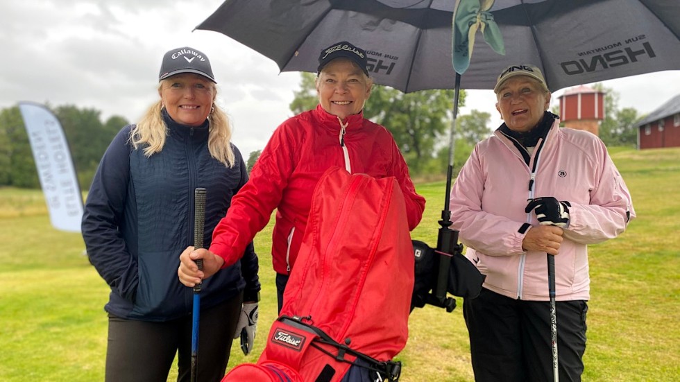 "Efter handbollen funderade jag på vad jag skulle göra med all tid. Svaret blev golf, det är inga problem att lägga mycket här", skrattar Maria Wisth, tidigare målvakt i Norrköping. Här flankeras hon av medspelarna Katarina Bengtås, Trosa (till vänster) och Christina Larsdotter-Edelberg, klubbkamrat i Bråvikens GK.