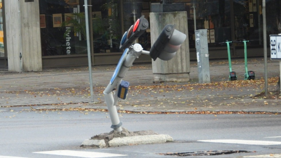 En personbil körde in i ett trafikljus på Södra Promenaden på onsdagsmorgonen.