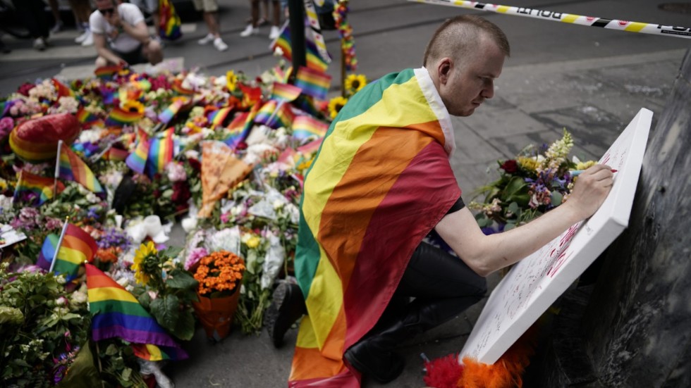 Blommor lades på platsen där två personer dödades, dagen efter dådet i Oslo den 25 juni.