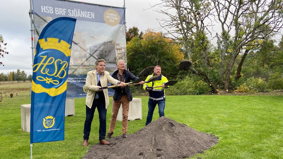 Första spadtaget för HSB:s bygge av bostadsrätter tas av Anders Stjärnberg HSB, Peter Karlsson, Vadstena kommun och Conny Bagger, NCC.