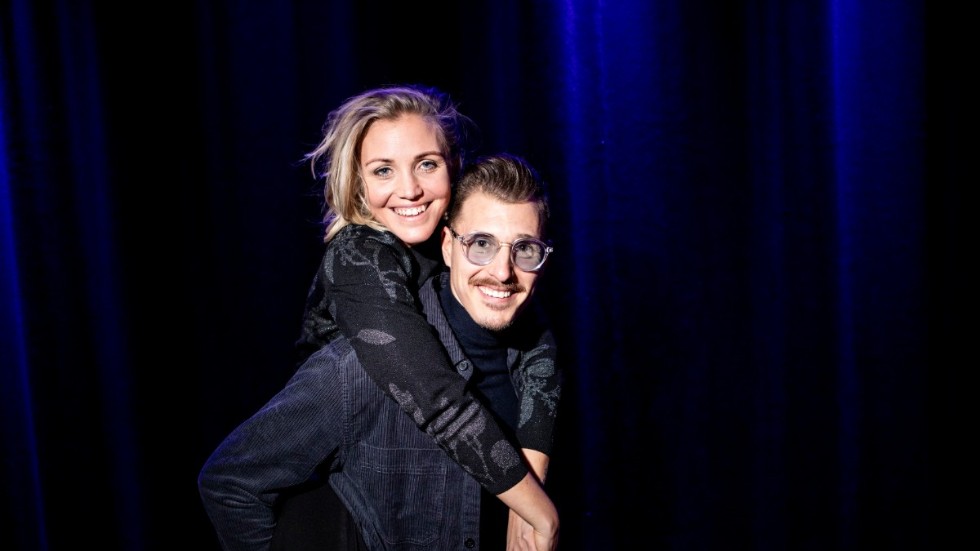 Joanna och Henric Stillman, kända från Mästarnas mästare, är ett av paren som dansar i Fjärdhundra sporthall under Pepparrotsbuggen i helgen. Ena Bugg & Swings Valdemar Selgeryd och Amanda Berglind är också bland de anmälda.