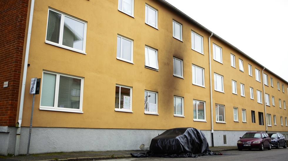 Bilen på Jungrfrugatan stod kvar under måndagsmorgonen, med tydliga spår av branden längs fasaden. 