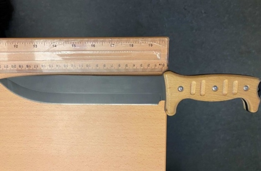 Mannen bar den kraftiga kniven i byxlinningen inne på Saluhallen.