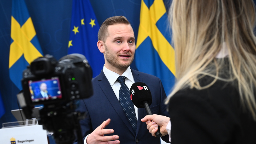 Henrik Vinge (SD, bilden), ordförande i justitieutskottet, skriver tillsammans med Adam Marttinen, ledamot i samma utskott, om nya åtgärder mot den organiserade brottsligheten. Bilden är från torsdagens pressträff.