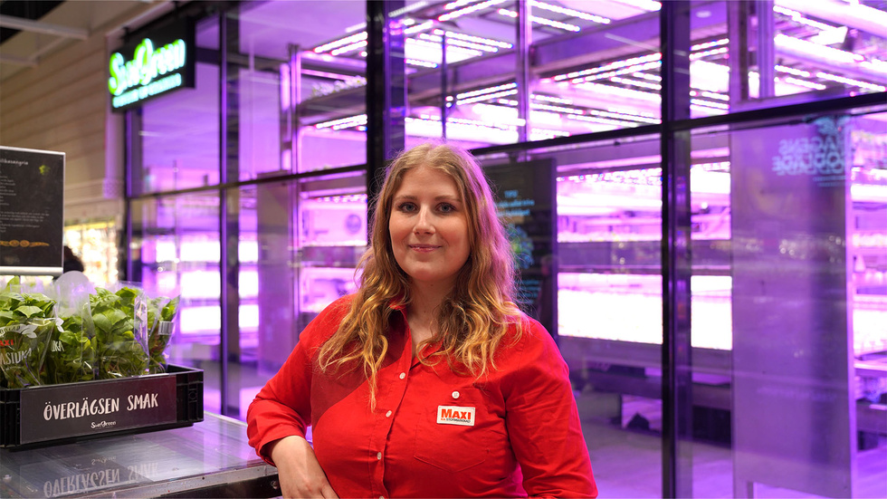 Emilie Lifvendahl på ICA Maxi Stenhagen märker av en stor nyfikenhet bland kunderna kring det moderna växthuset.