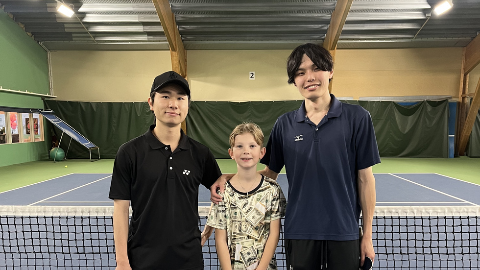 Manoto Chiba och Masayuki Kobayashi på varsin sida om WTRK-talangen Jonathan Lindström. De japanska studenterna var i Västervik för att visa hur soft tennis funkar.