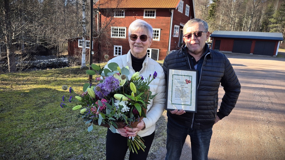 Inger och Roland Nilsson får Pelarne hembygdsförenings Bygdepris för sitt arbete med Emarps kvarn och kulturmiljön runt kvarnen. "Vi blev överrumplade, det hade vi inte väntat oss", säger de glada pristagarna.