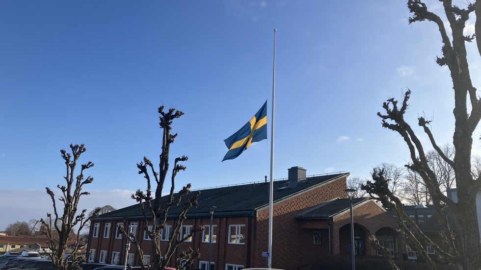 Här i kommunhuset hålls en gemensam tyst minut i dag klockan tolv.