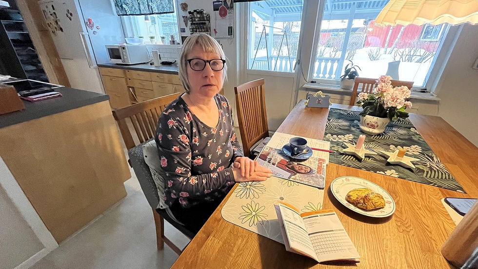 Päivi Stålnacke är upprörd över situationen med lokaltrafiken i Kiruna. Hon vittnar om överfulla bussar vissa tider på dygnet samt avbokning av både tand- och sjukvård på grund av situationen. 