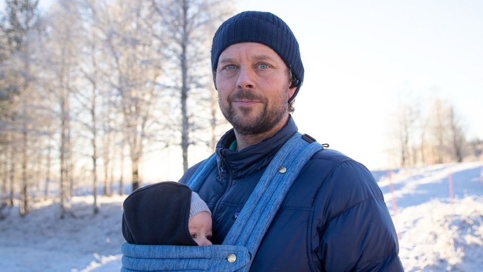 Gustaf Cid Perez säger att det blir att köra 19 mil per dag för att hämta och lämna barnen på förskolan i Juoksengi. Här med dottern Alexandra.