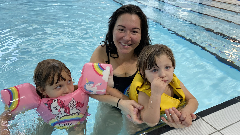 Tereza Lacina Magnusson med barnen Livia, som är 4,5 år, och Mila, drygt 2.