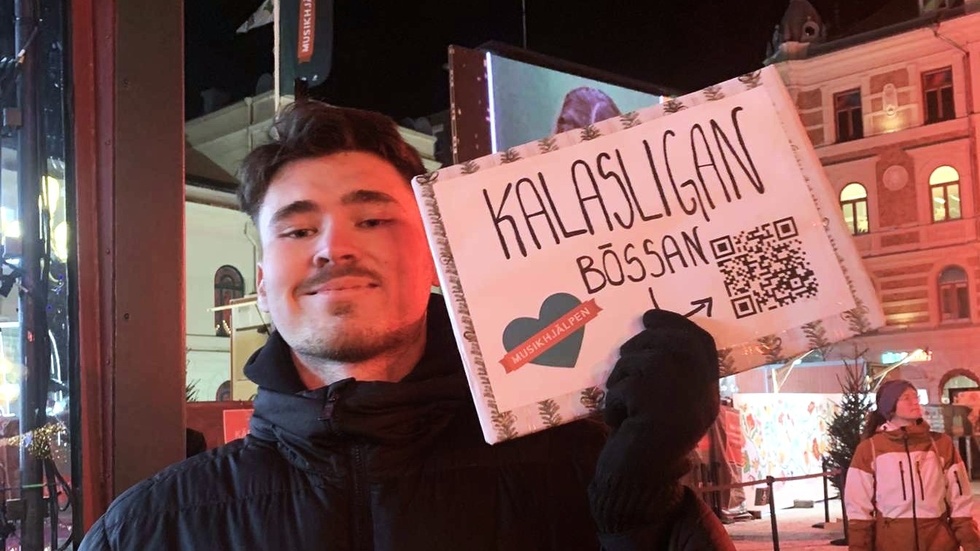 Tobias Dellemyr utanför musikhjälpen-buren på Stora Torget i Sundsvall.