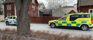 Tonårstjejer på elsparkcykel påkörda av bil