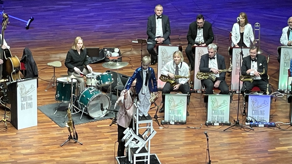 Gustav Carling, fem år, balanserar på stolar i Berwaldhallen inför drygt 1 200 i publiken.