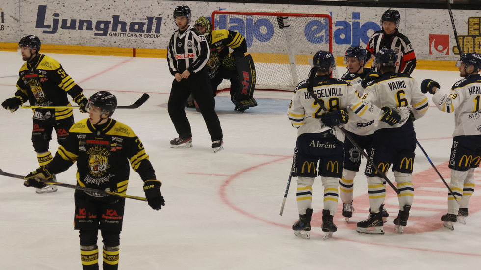 Södertälje jublar efter 3-0 mot Vimmerby.