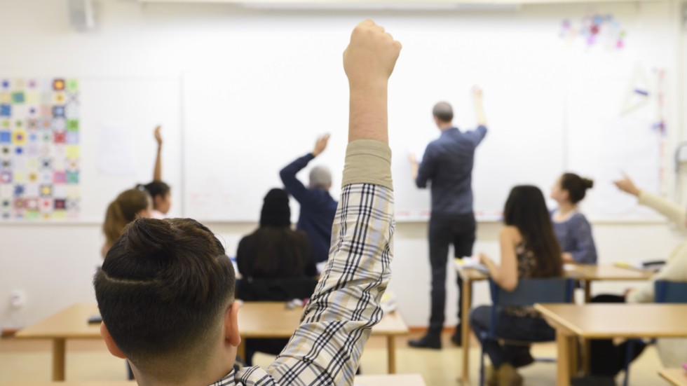 Staten behöver garantera resurserna till skolan via inrättandet av en skolakut, där huvudmännen kan ansöka om pengar, skriver debattörerna.