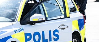 Stoppade en polisbil – spottade på polis